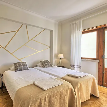 Fuer 29 Personen Und 1 Kind In Lissabon- Regiao De - Costa De Lisbo By Interhome * Lissabon