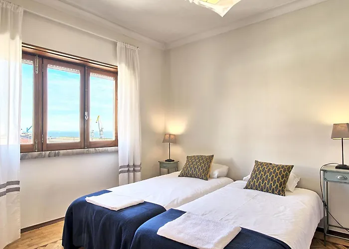 Fuer 29 Personen Und 1 Kind In Lissabon- Regiao De - Costa De Lisbo By Interhome Апартаменты *